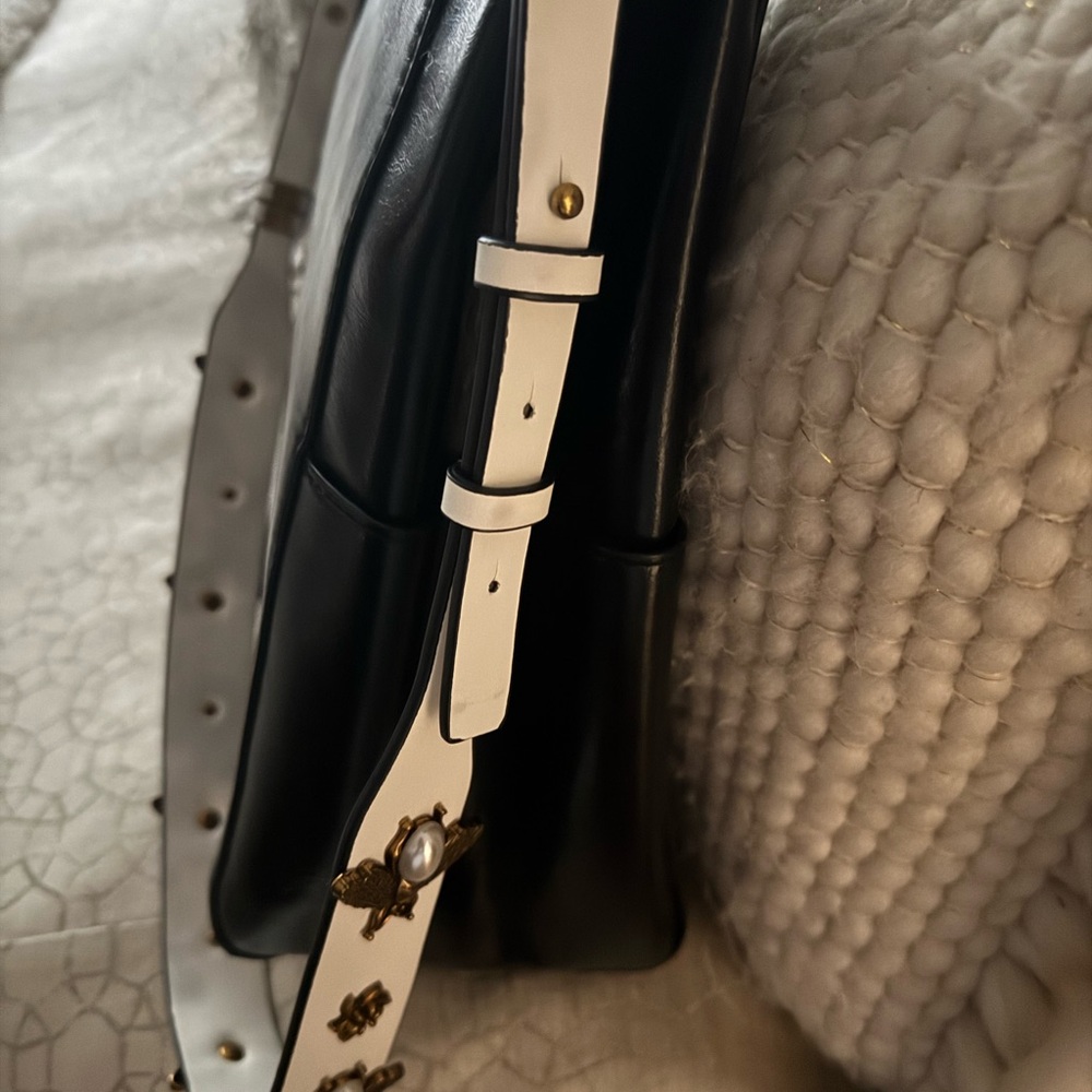 Chic Bucket Bag with Bumblebee Strap - Picture 5 of 10